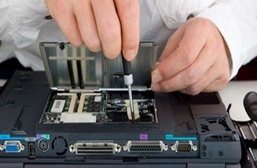 Technicien travaille sur un ordinateur - Informatique82-Montauban